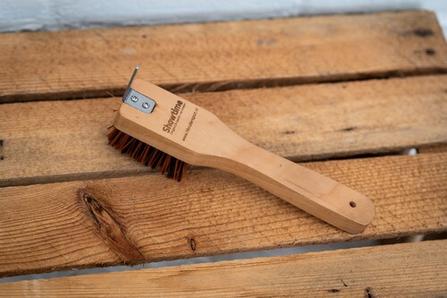 HB Showtime Luxurious wooden hoofpick with brush