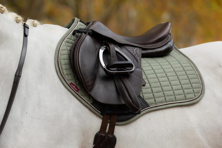 LeMieux Zadeldek Suede Close Contact Square
