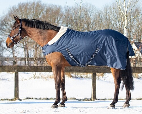 QHP Stable rug 200gr with shoulder cut out